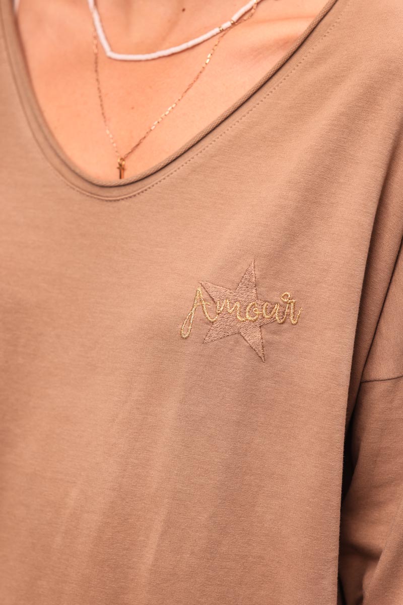 Camel comfort sweater with gold star and 'amour' embroidery