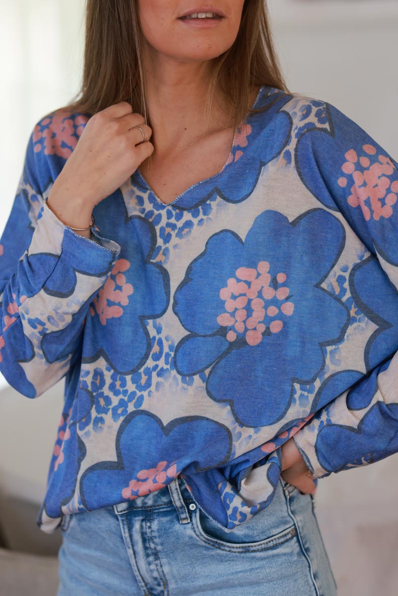 Petit pull jersey doux motif fleurs 70s bleu roi col v