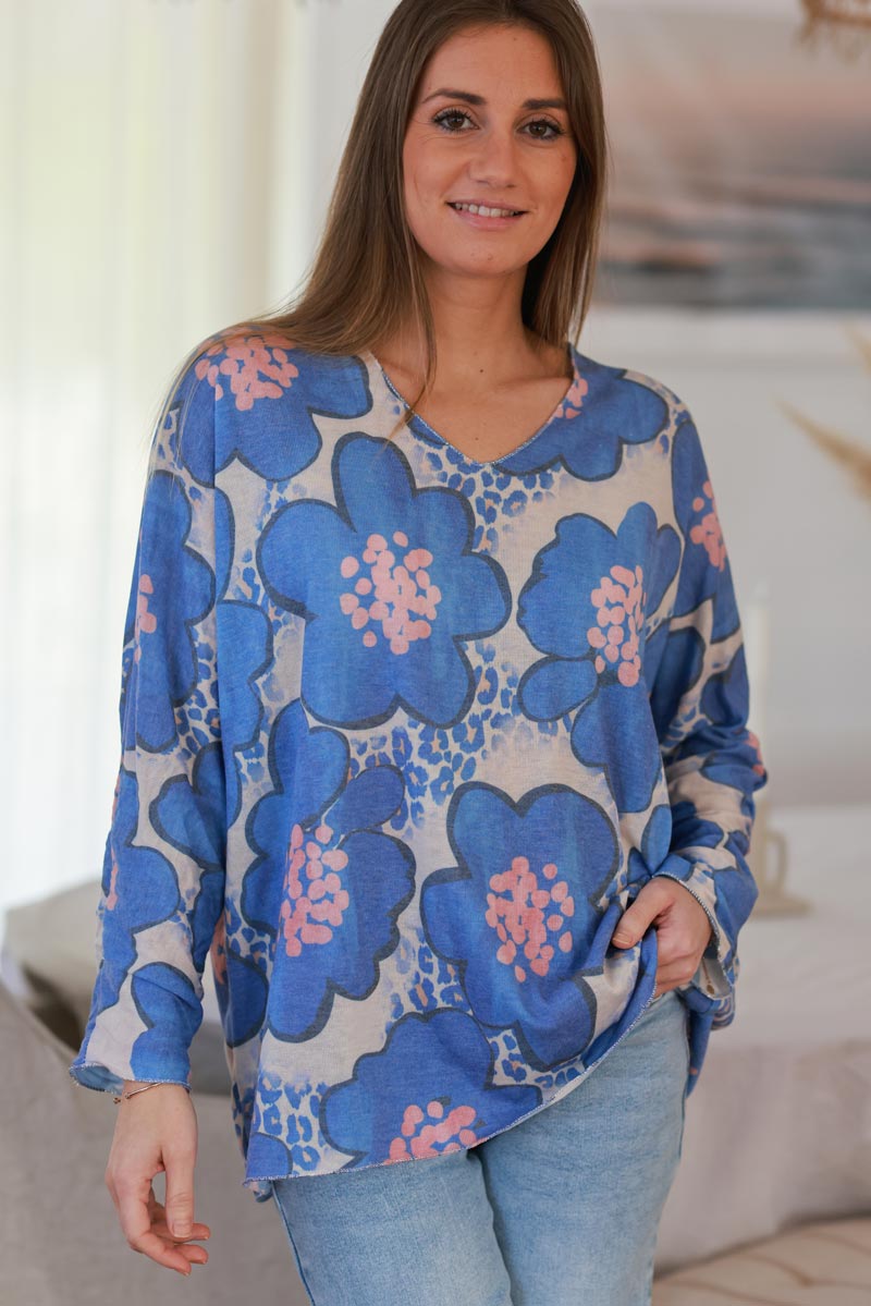 Petit pull jersey doux motif fleurs 70s bleu roi col v