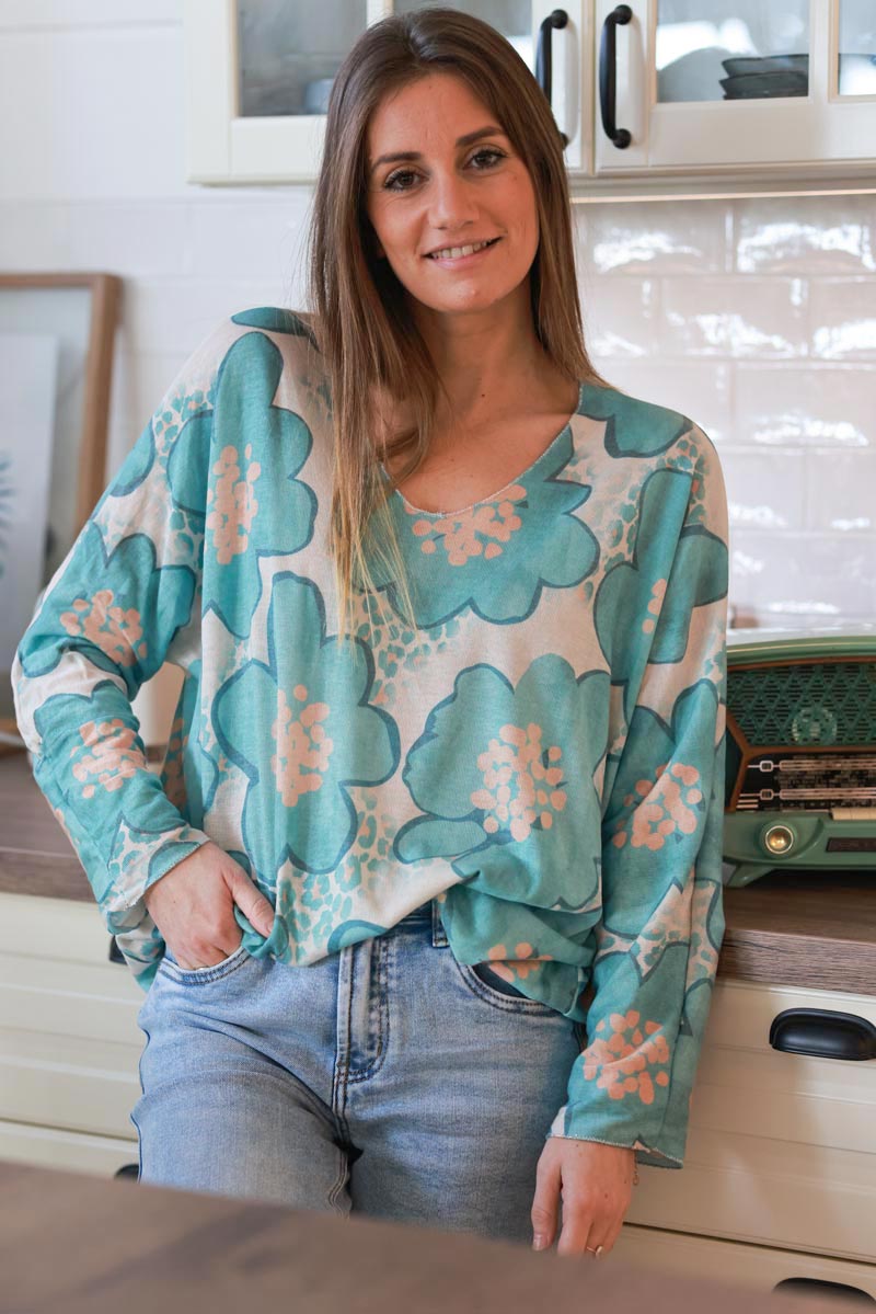 Petit pull jersey doux motif fleurs 70s turquoise col v