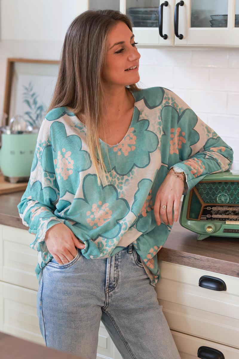 Petit pull jersey doux motif fleurs 70s turquoise col v