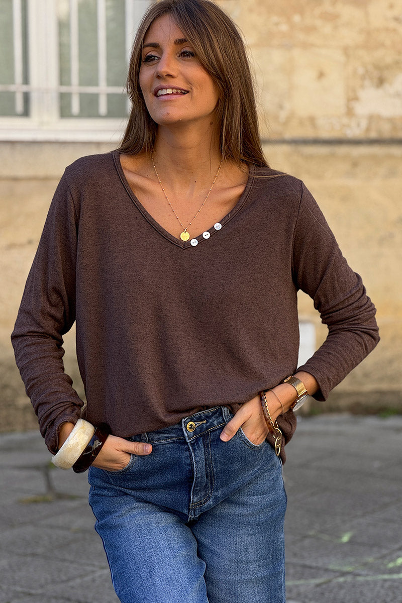 Petit pull marron en jersey doux col petits boutons nacrés