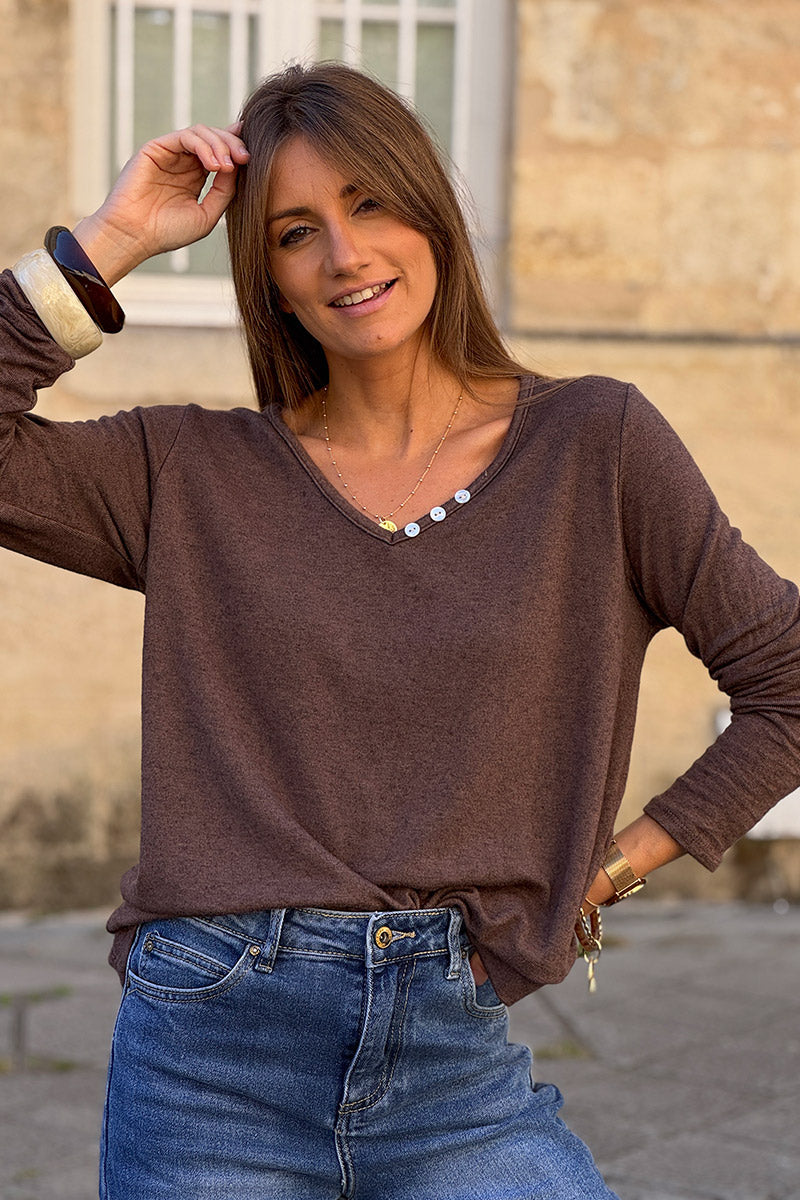 Petit pull marron en jersey doux col petits boutons nacrés