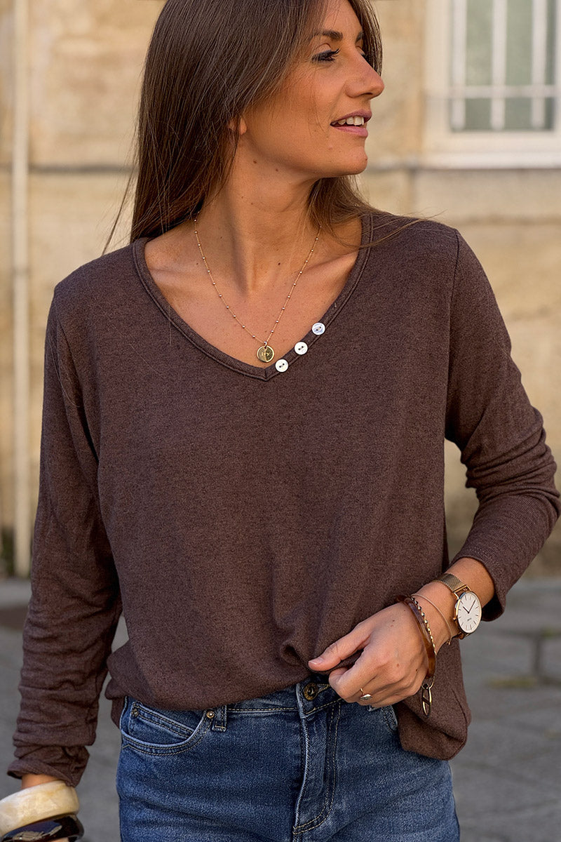 Petit pull marron en jersey doux col petits boutons nacrés