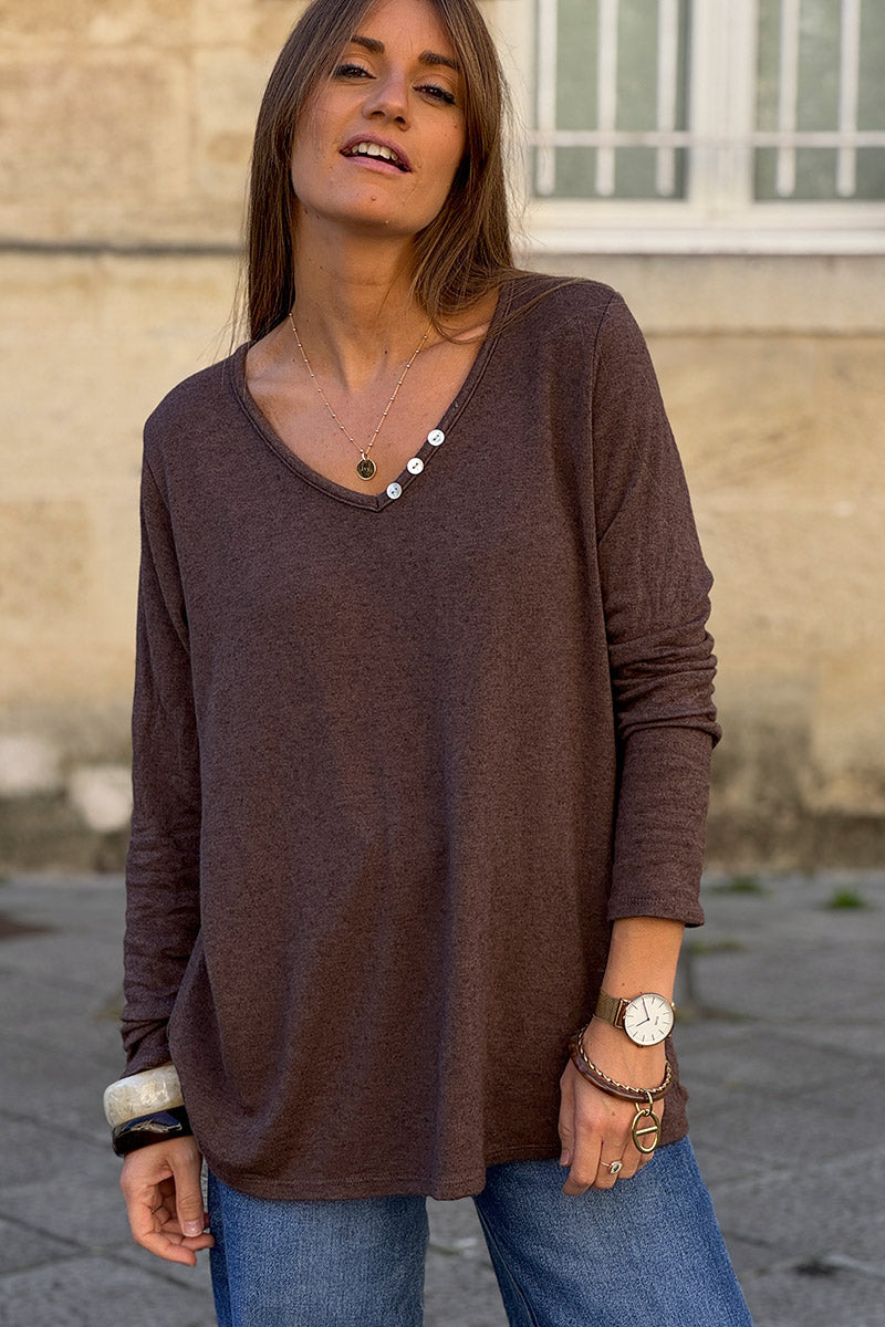 Petit pull marron en jersey doux col petits boutons nacrés