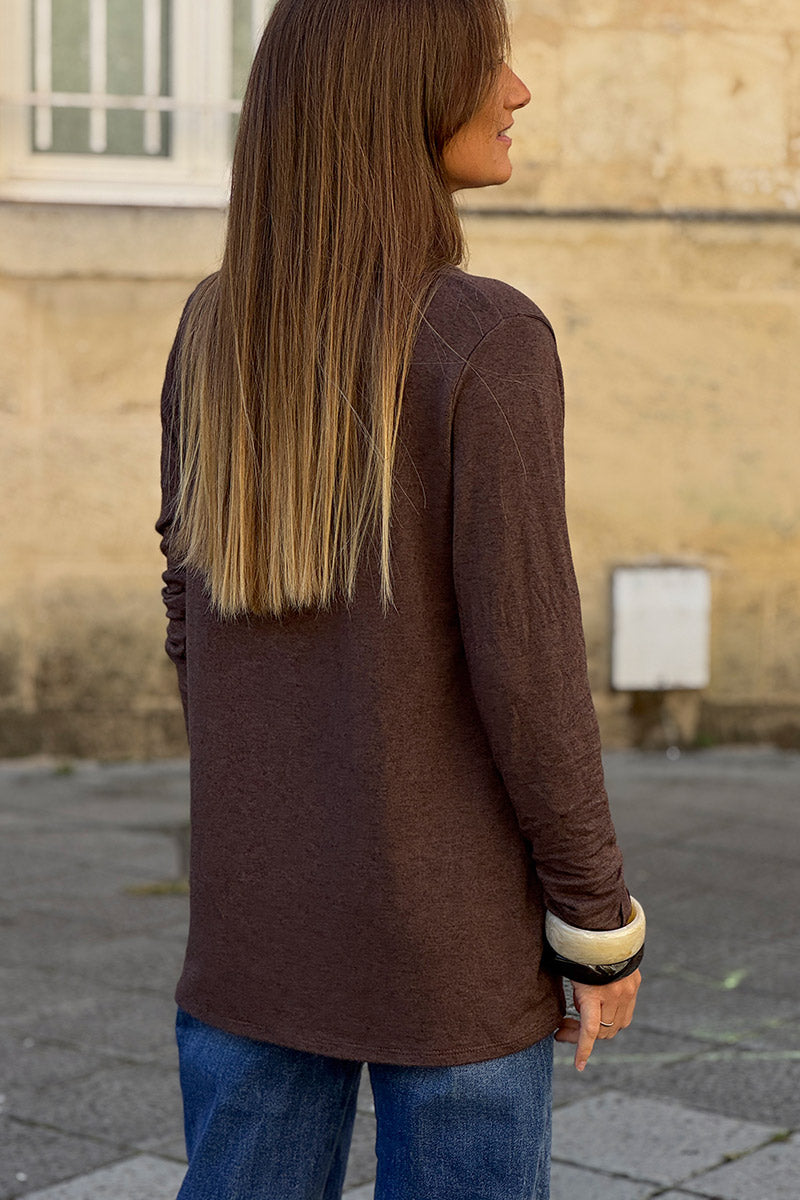 Petit pull marron en jersey doux col petits boutons nacrés