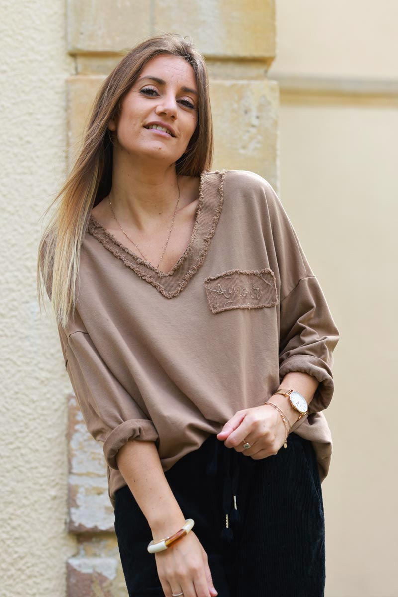 Jersey pequeño camel elástico con cuello de pico y detalles de flecos parche de terciopelo bordado Amour