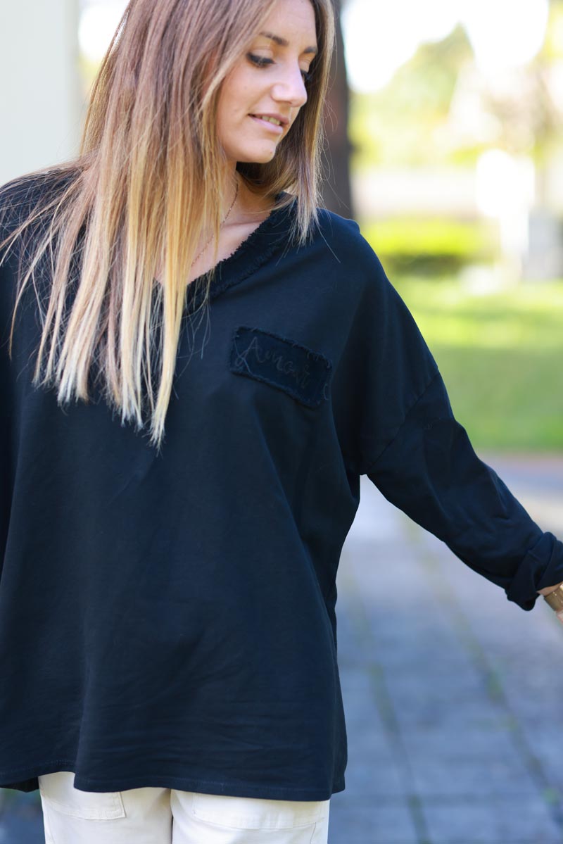 Jersey pequeño elástico negro con cuello de pico y detalles de flecos parche de terciopelo bordado Amour