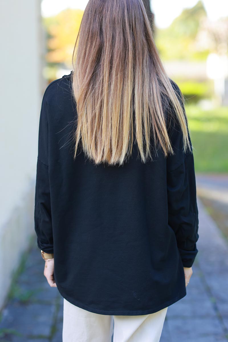 Jersey pequeño elástico negro con cuello de pico y detalles de flecos parche de terciopelo bordado Amour