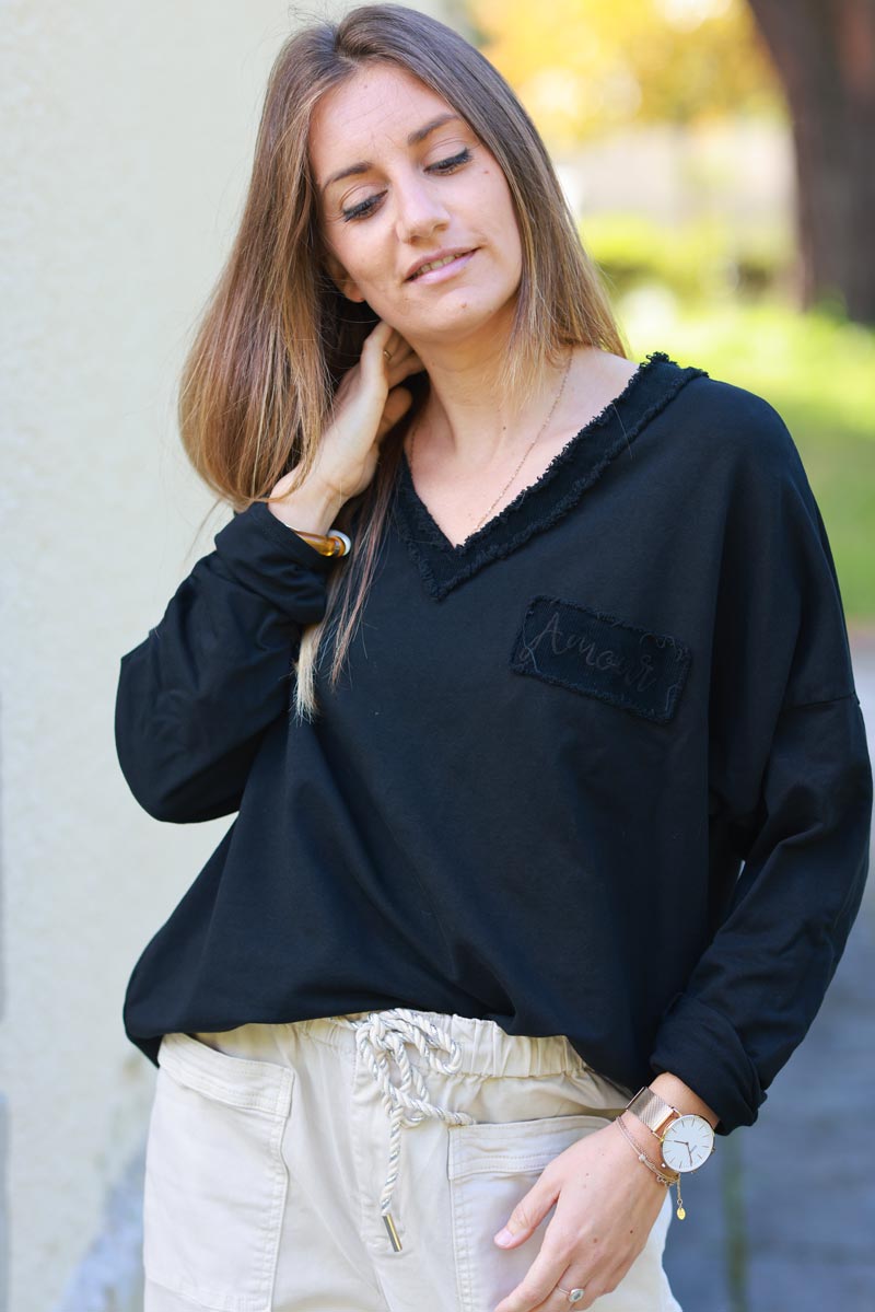 Jersey pequeño elástico negro con cuello de pico y detalles de flecos parche de terciopelo bordado Amour