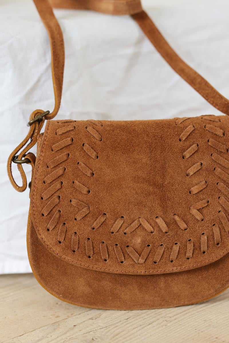 Petit sac a main rigide en cuir velours camel rabat surpiqures style indien (1)