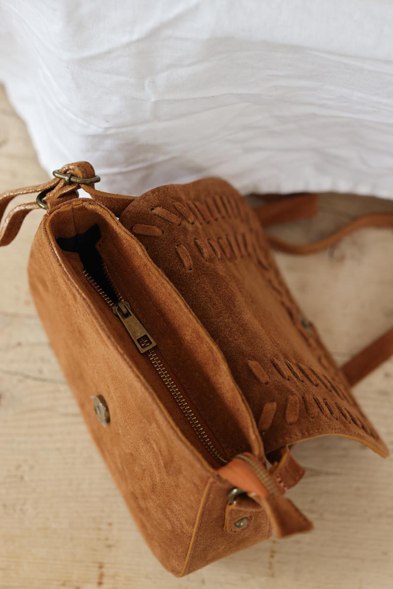 Petit sac a main rigide en cuir velours camel rabat surpiqures style indien (1)