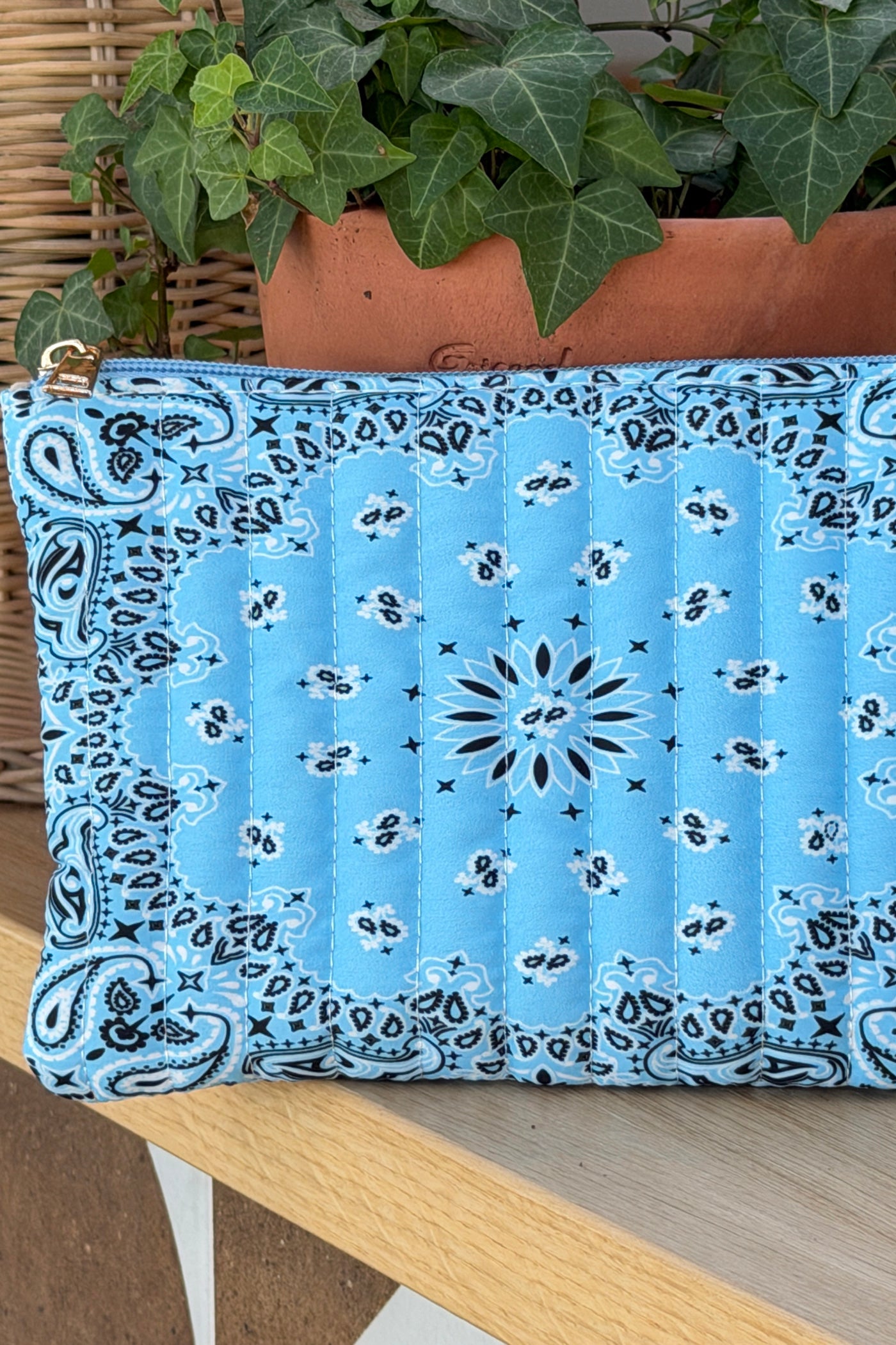 Pochette en gaze de coton imprimé bandana bleu