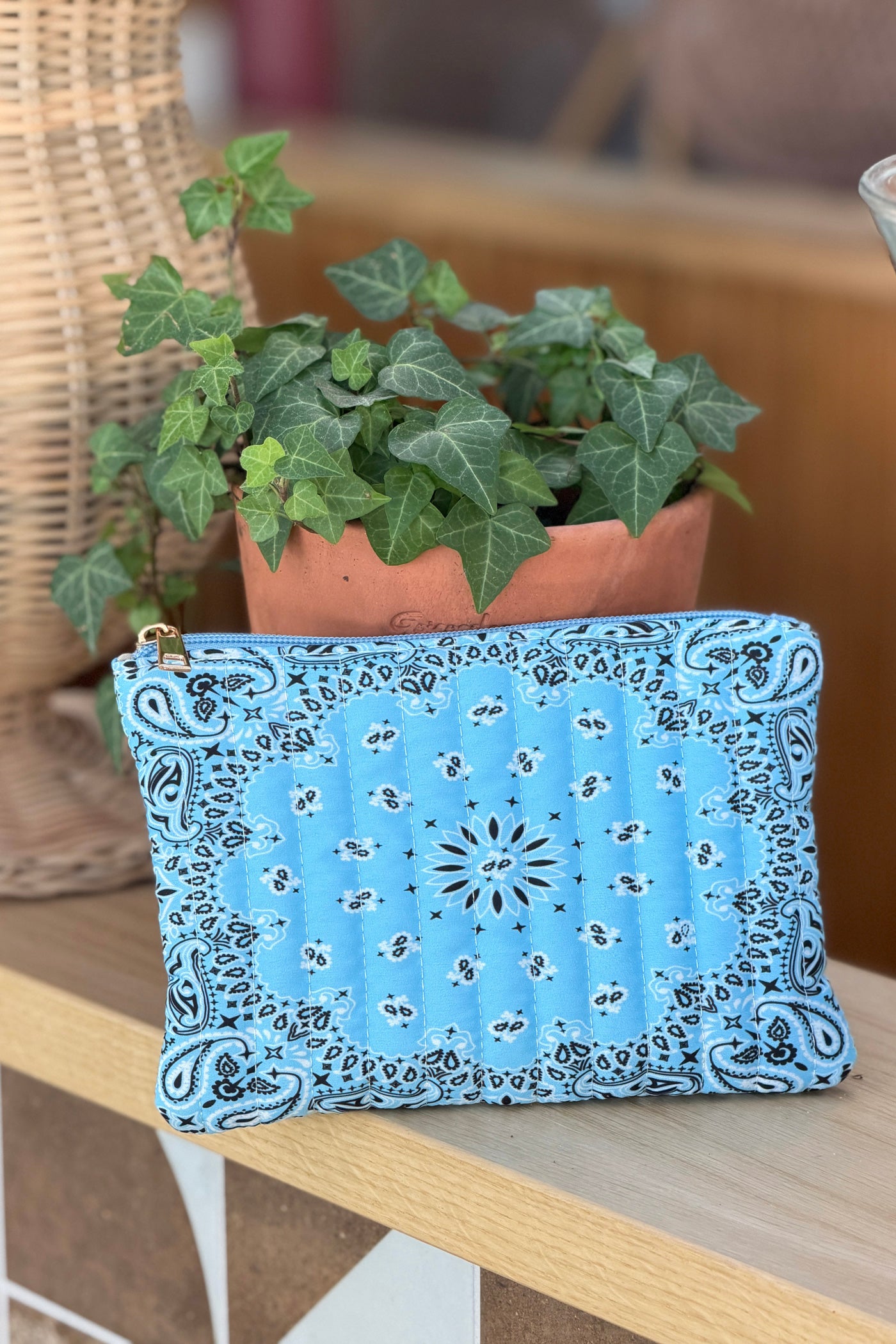 Pochette en gaze de coton imprimé bandana bleu
