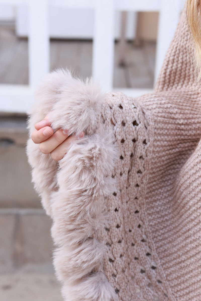 Poncho taupe en maille point mousse bas ajouré avec col fausse fourrure