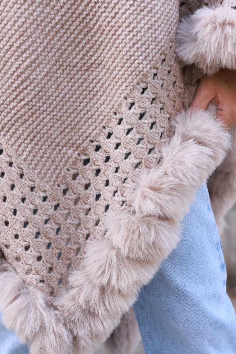 Poncho taupe en maille point mousse bas ajouré avec col fausse fourrure