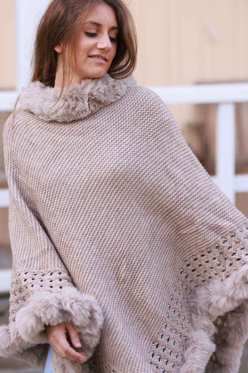 Poncho taupe en maille point mousse bas ajouré avec col fausse fourrure