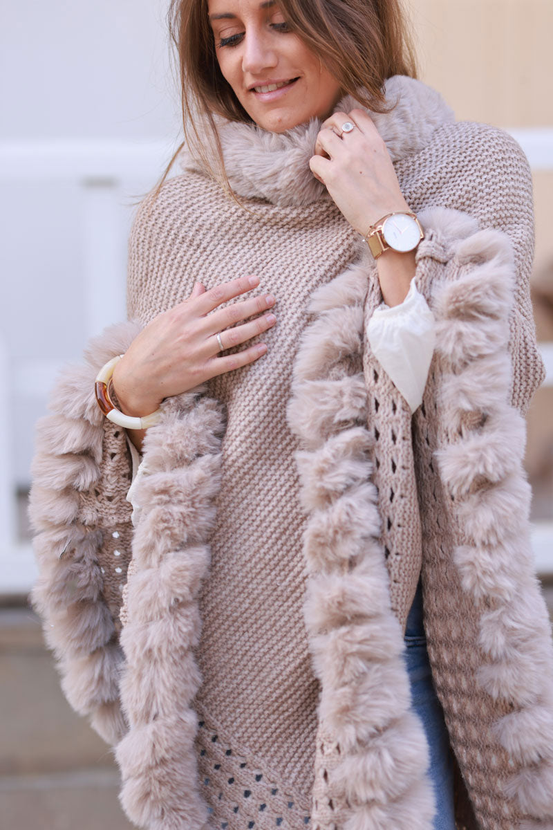 Poncho taupe en maille point mousse bas ajouré avec col fausse fourrure