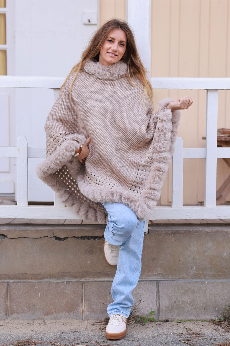 Poncho taupe en maille point mousse bas ajouré avec col fausse fourrure