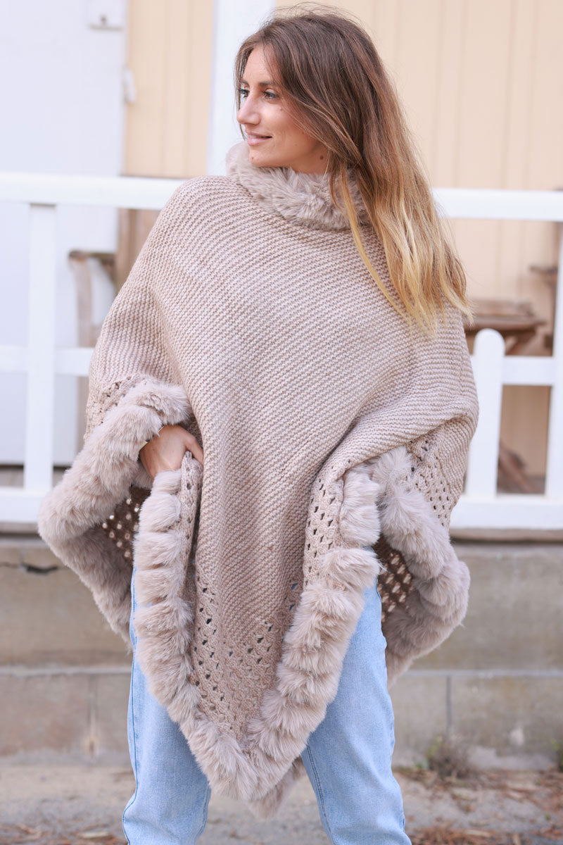 Poncho taupe en maille point mousse bas ajouré avec col fausse fourrure