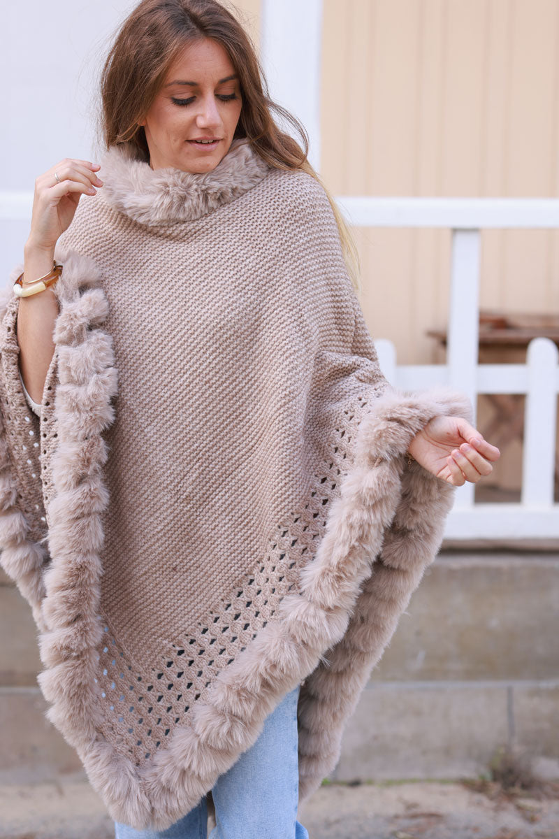 Poncho taupe en maille point mousse bas ajouré avec col fausse fourrure