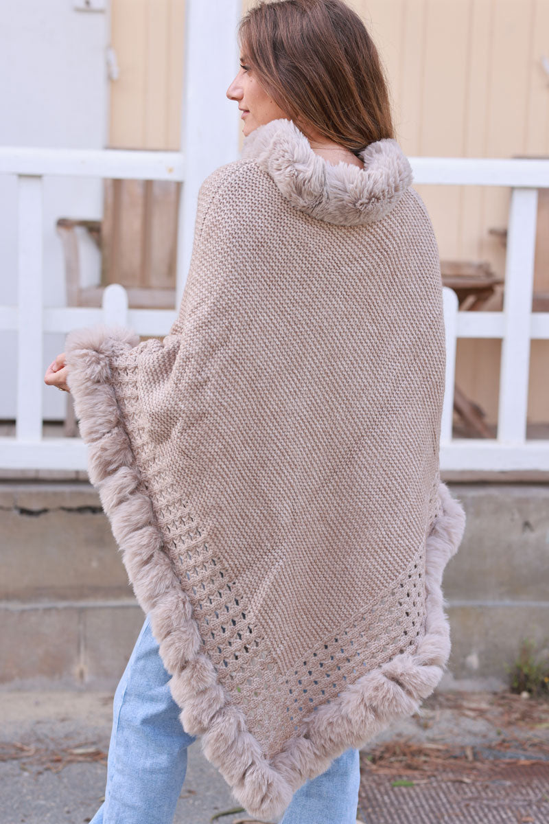 Poncho taupe en maille point mousse bas ajouré avec col fausse fourrure