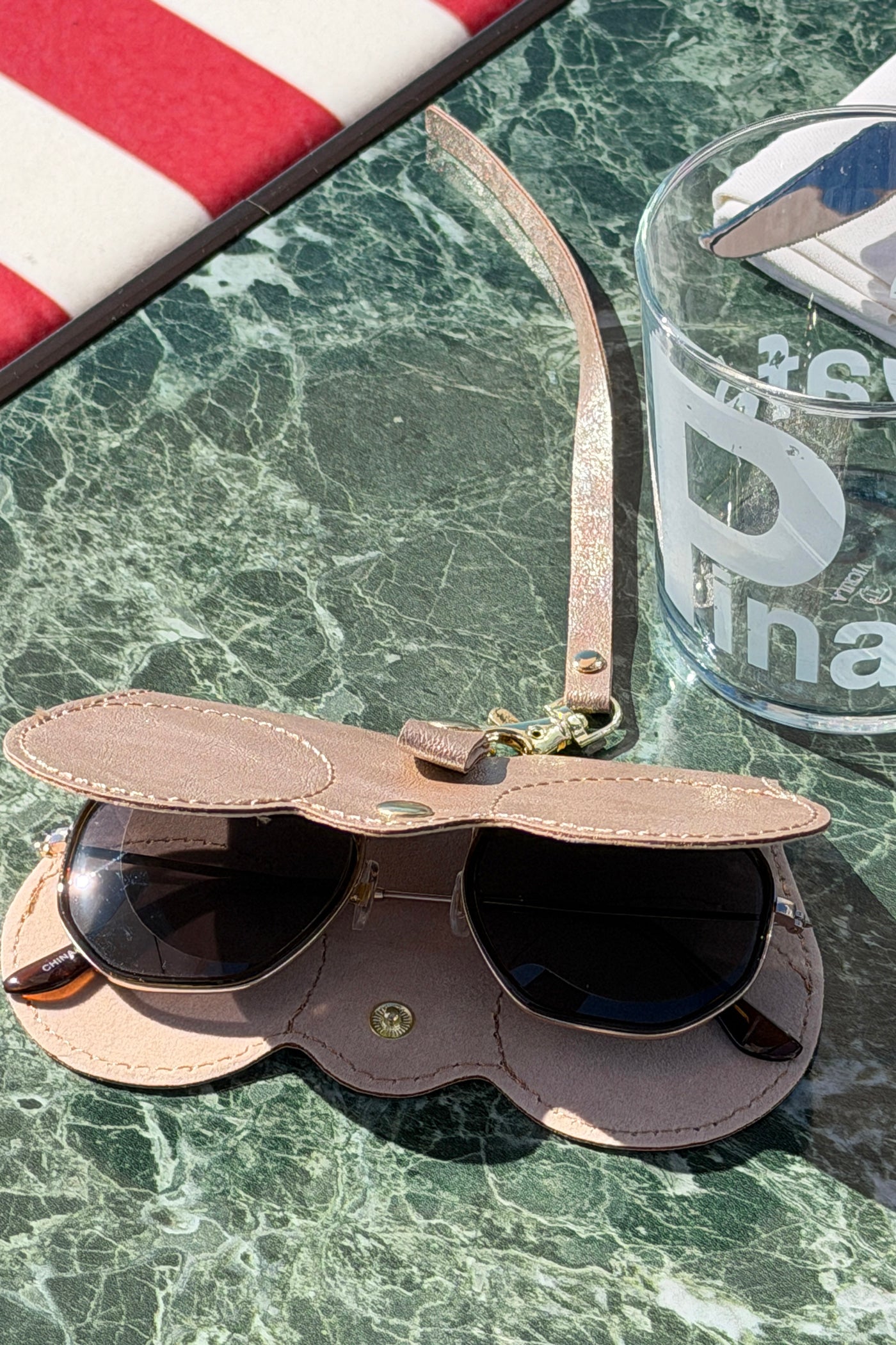 Porte-lunettes de soleil en simili cuir brillant rose gold à attacher au sac