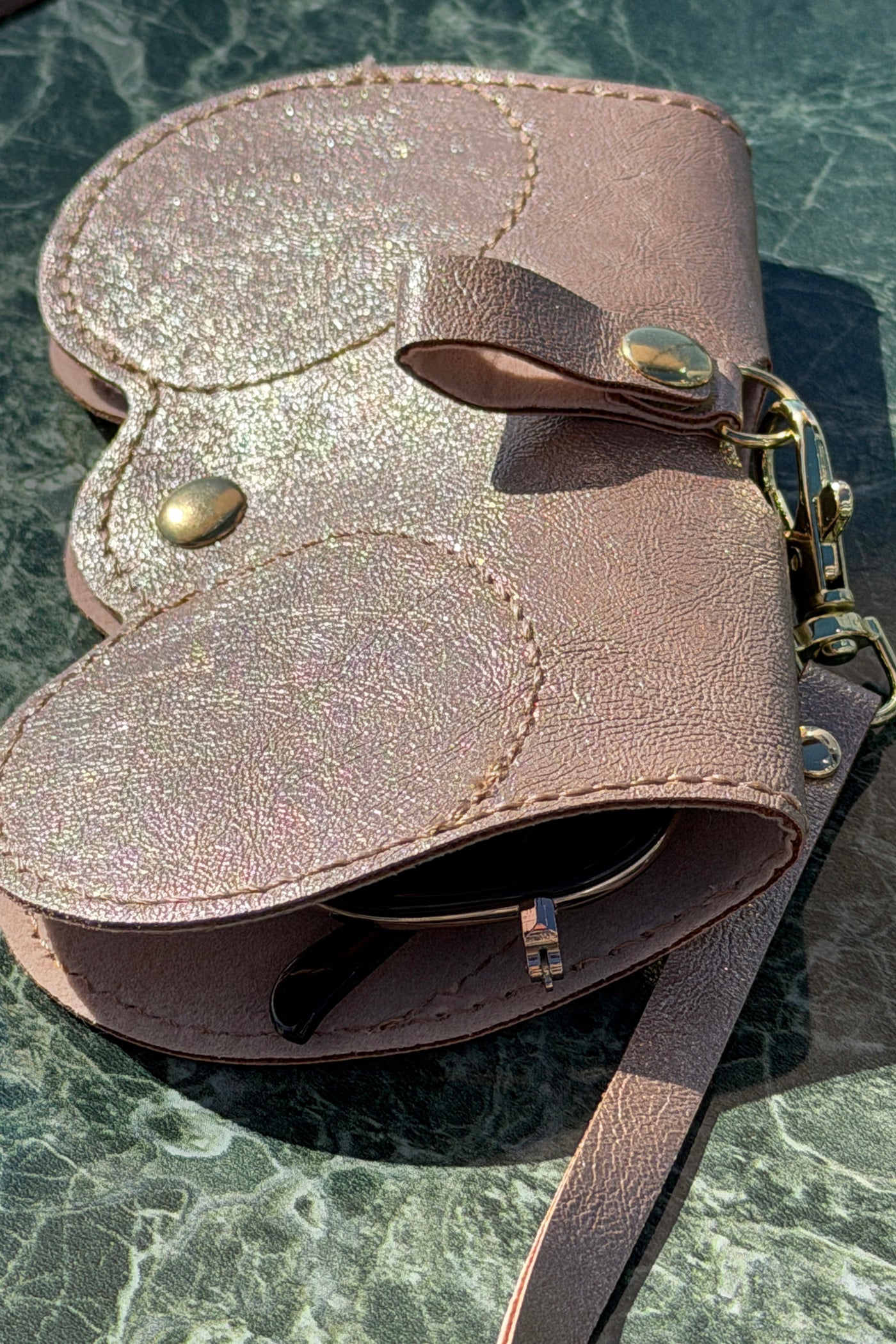 Porte-lunettes de soleil en simili cuir brillant rose gold à attacher au sac