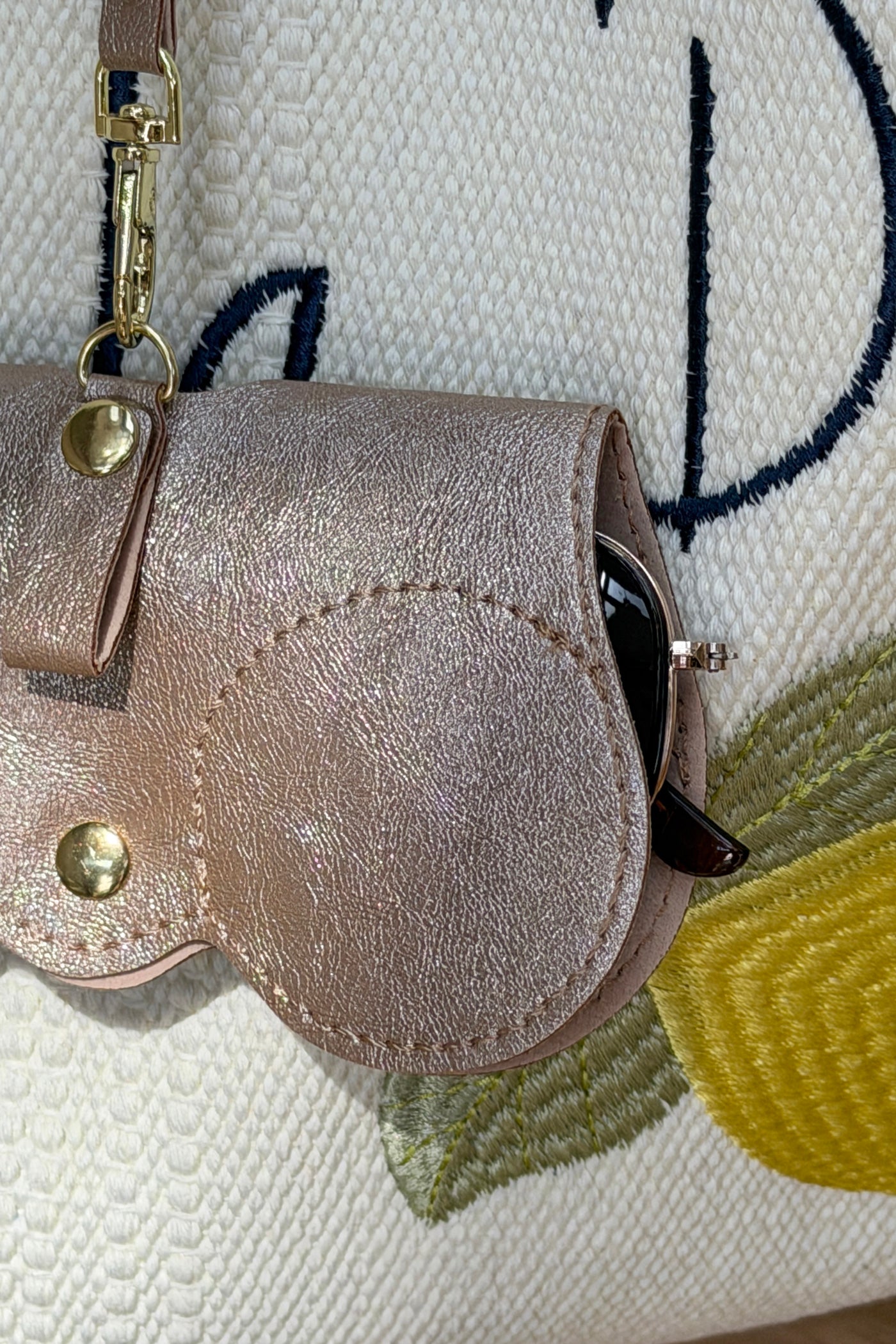 Porte-lunettes de soleil en simili cuir brillant rose gold à attacher au sac