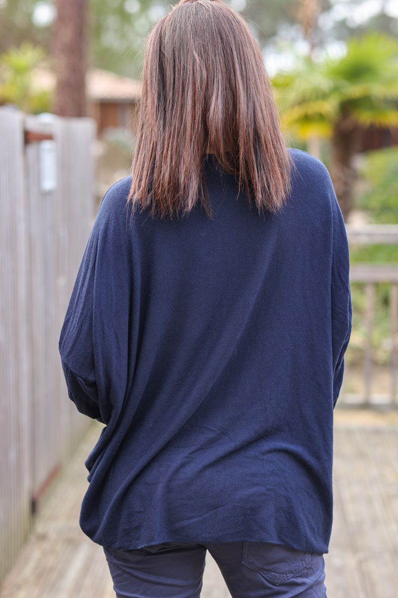 Jersey azul marino, punto flexible y suave, cuello redondo amplio