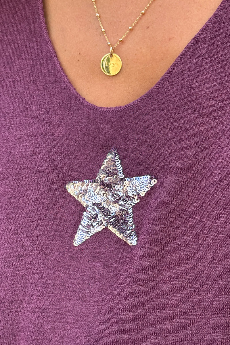 Pull aubergine col V petite étoile sequins