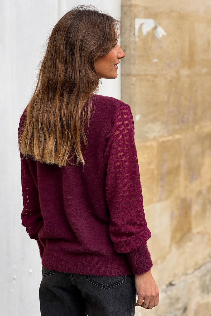 Pull aubergine col V doux et moelleux avec manches dentelle cœurs