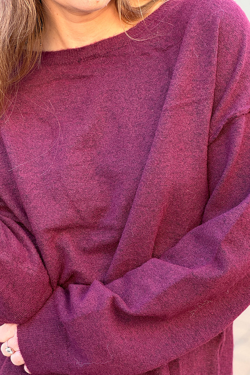 Pull basique aubergine en petite maille chinée col bateau couture apparente