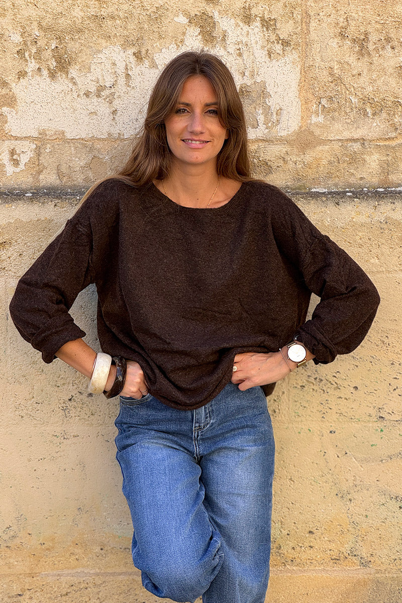 Pull basique marron en petite maille chiné couture apparente col bateau