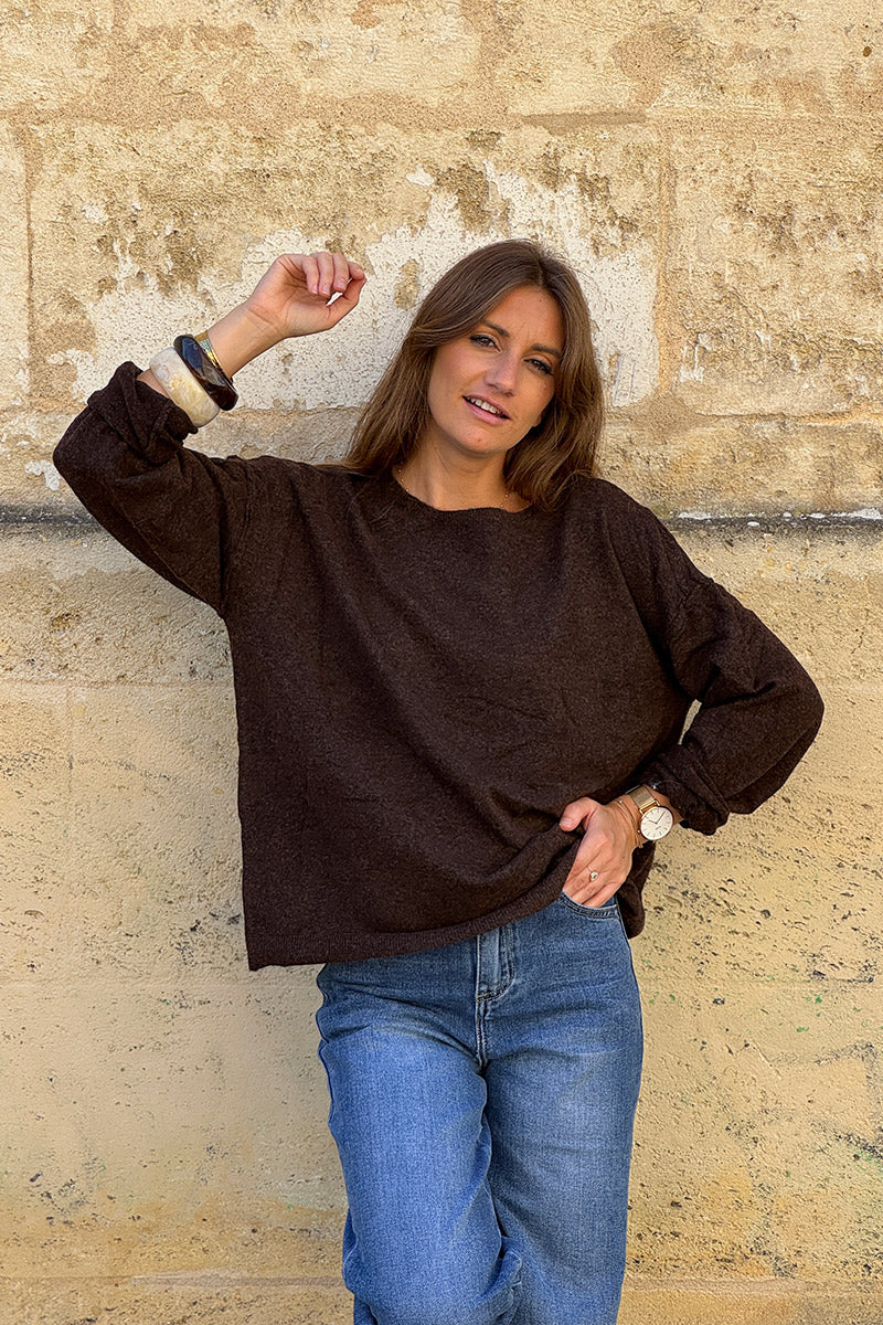 Pull basique marron en petite maille chiné couture apparente col bateau