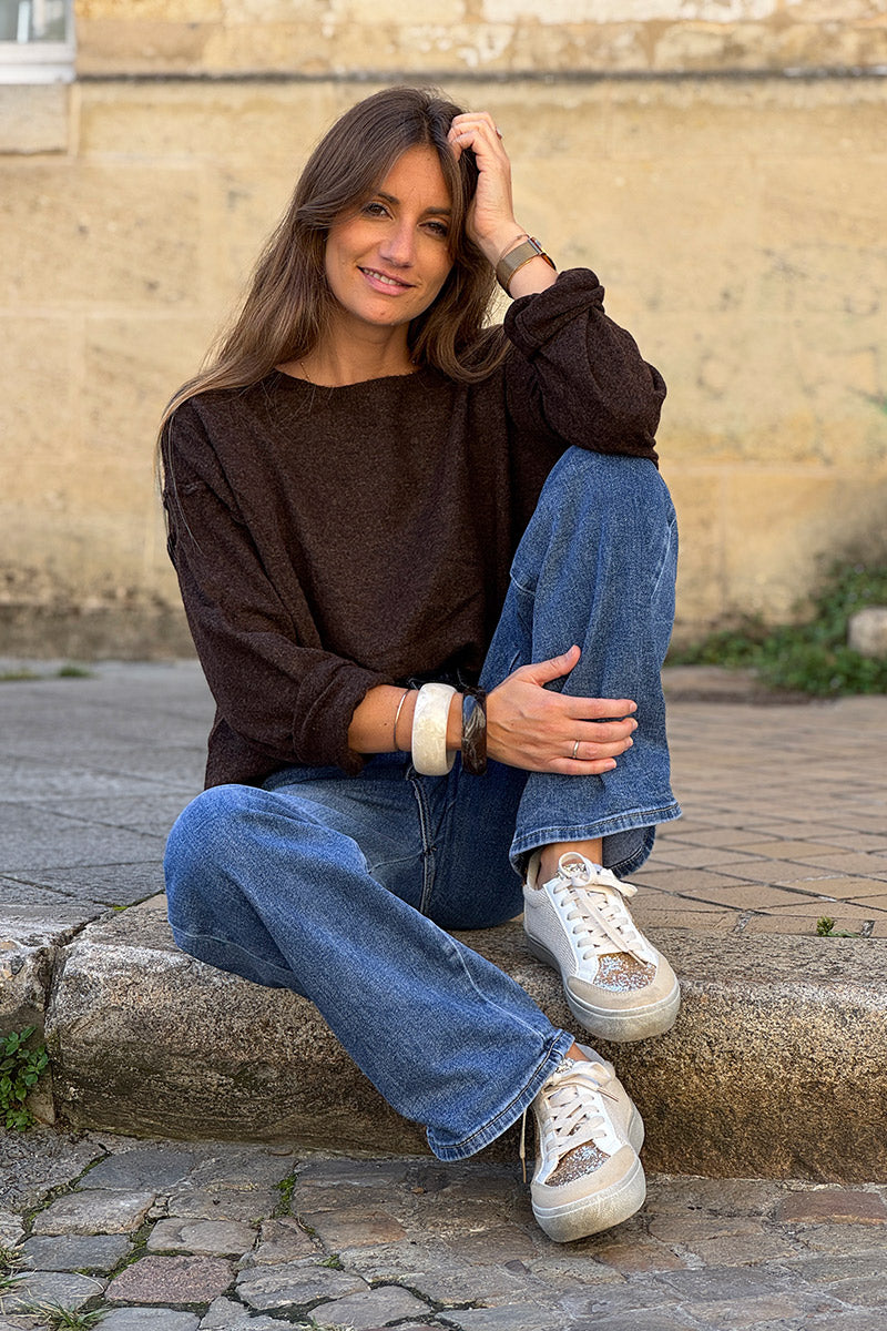 Pull basique marron en petite maille chiné couture apparente col bateau