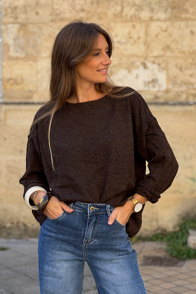 Pull basique marron en petite maille chiné couture apparente col bateau