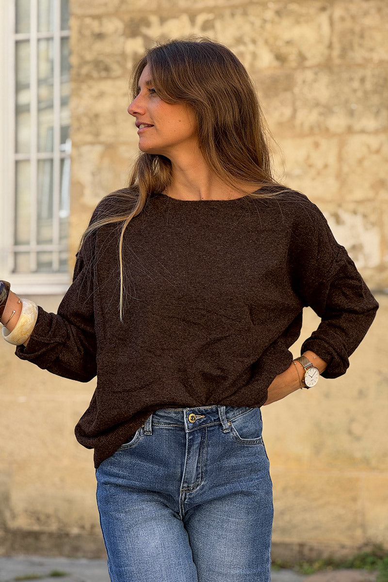 Pull basique marron en petite maille chiné couture apparente col bateau