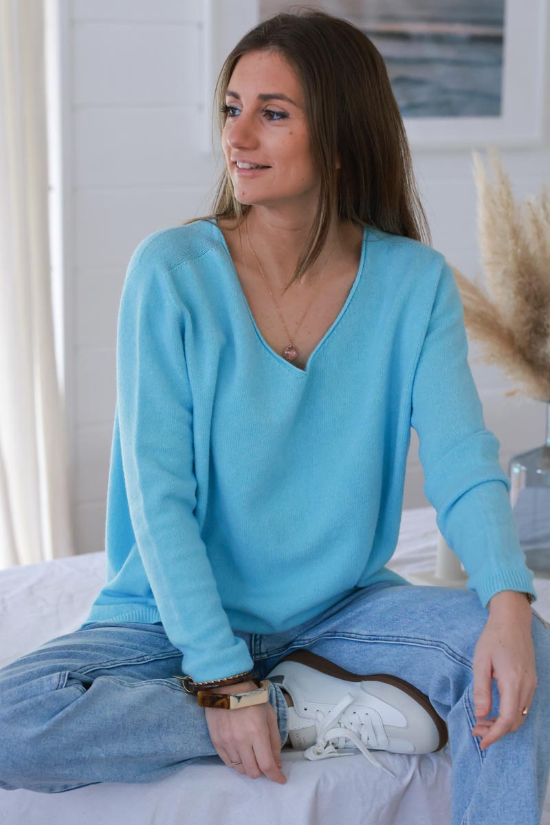 Pull basique tout doux bleu ciel col V