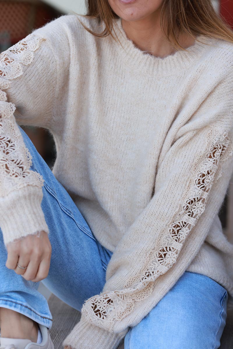 Pull beige chiné en maille détail dentelle ajourée sur les manches