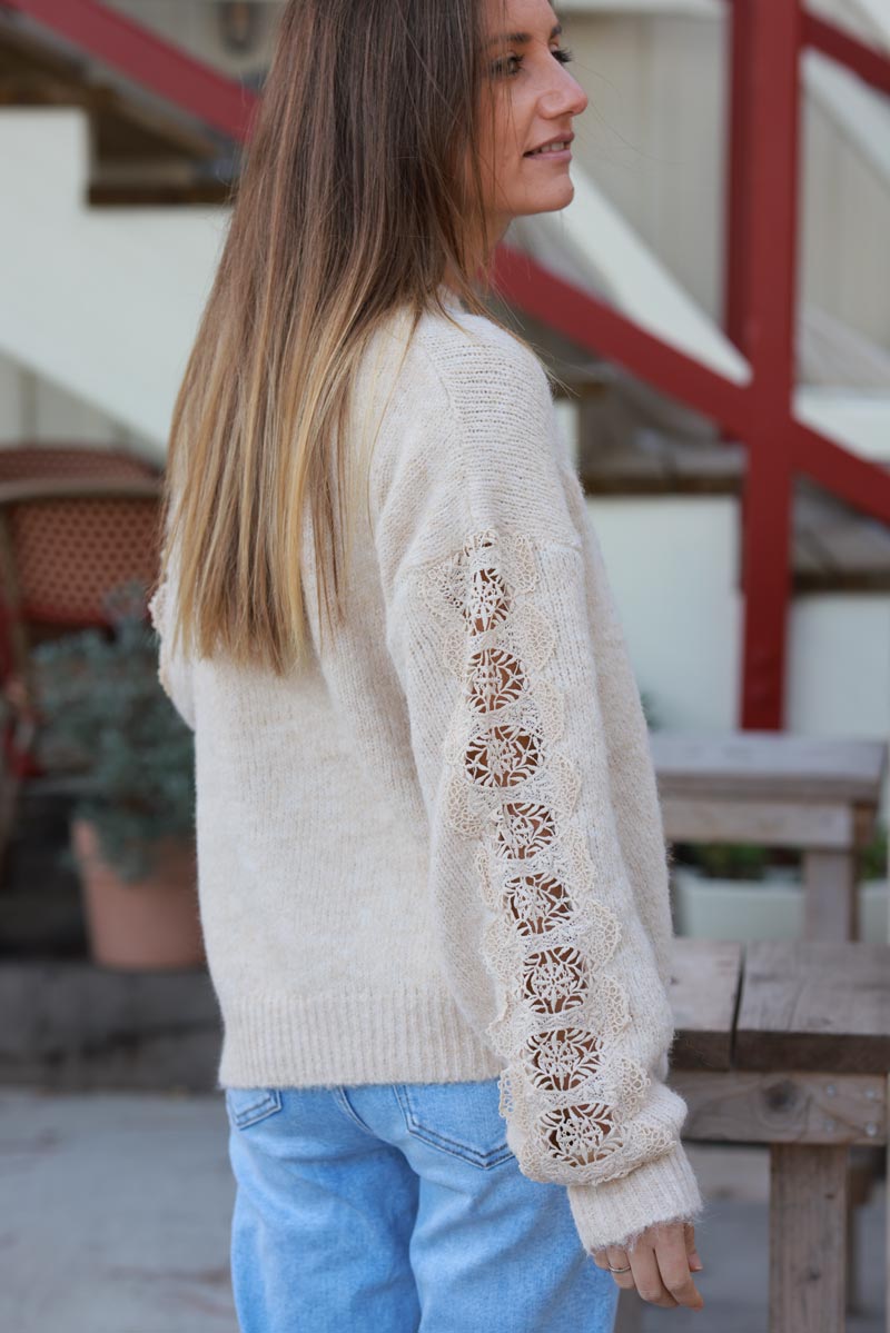 Pull beige chiné en maille détail dentelle ajourée sur les manches