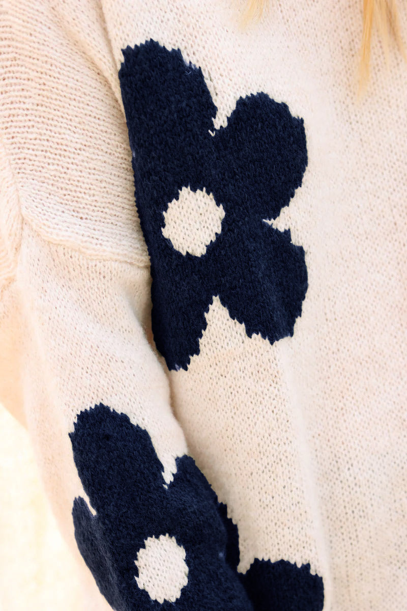 Pull beige chiné col V coupe loose fleurs marguerite bleu marine foncé