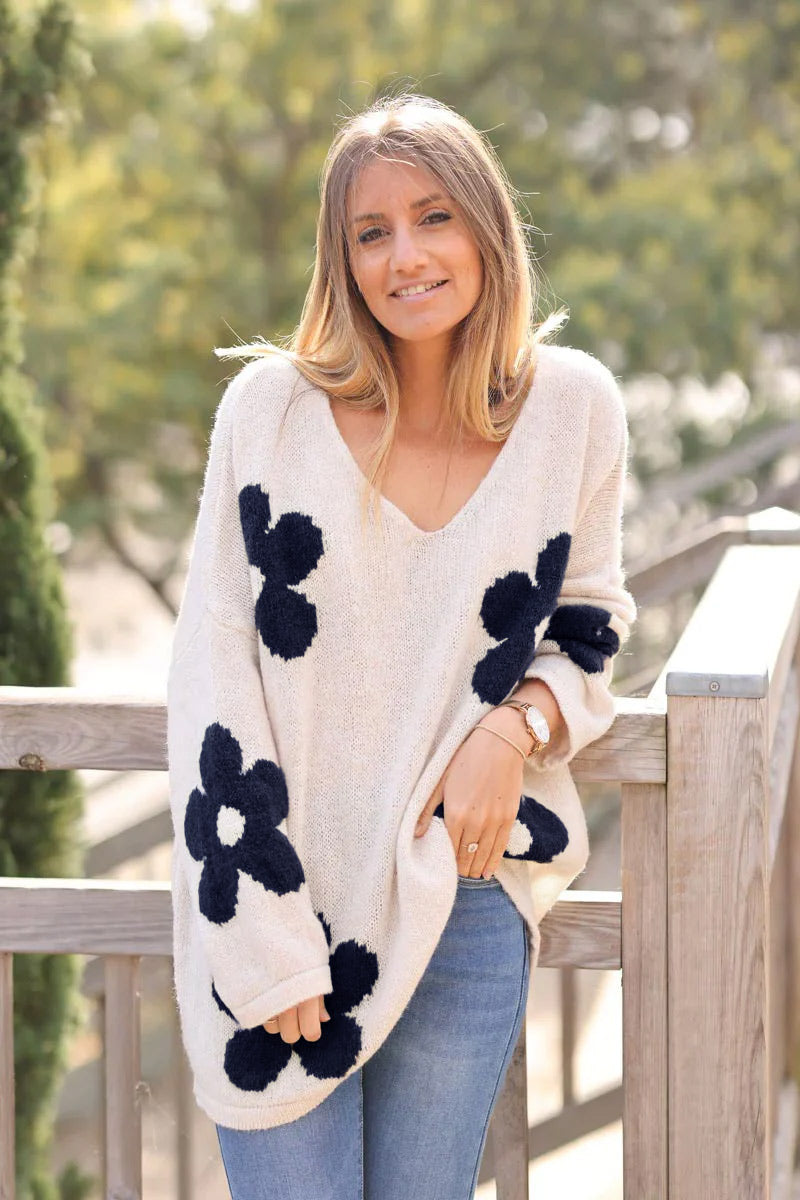 Pull beige chiné col V coupe loose fleurs marguerite bleu marine foncé