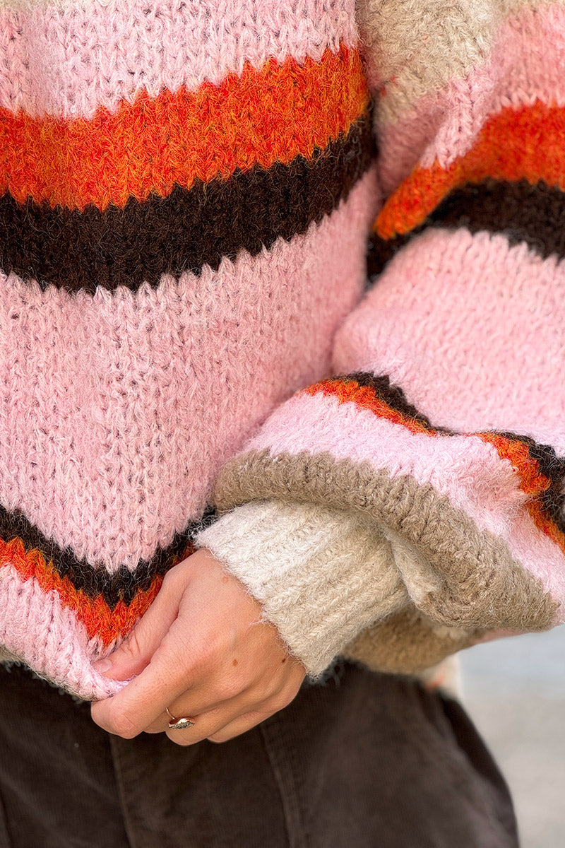 Pull beige en grosse maille rayures roses et orange col rond