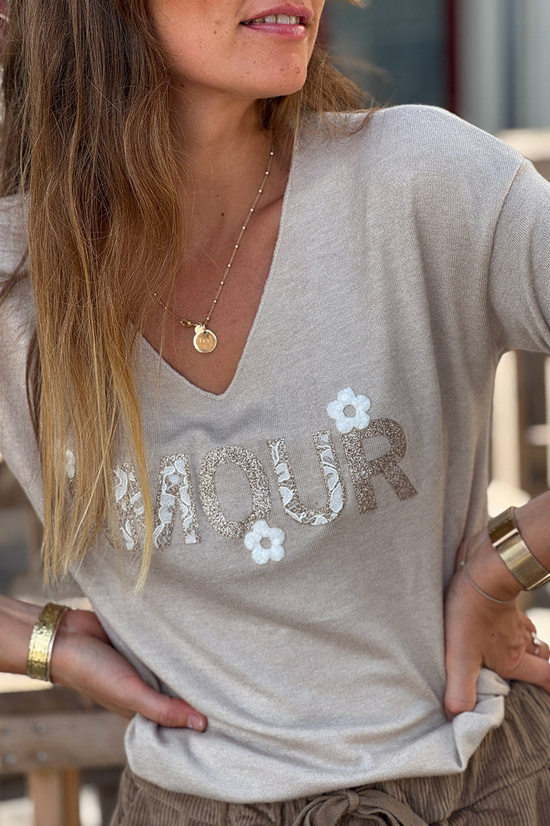 Pull beige en jersey doux Amour en paillettes dorées et fleurs bouclettes