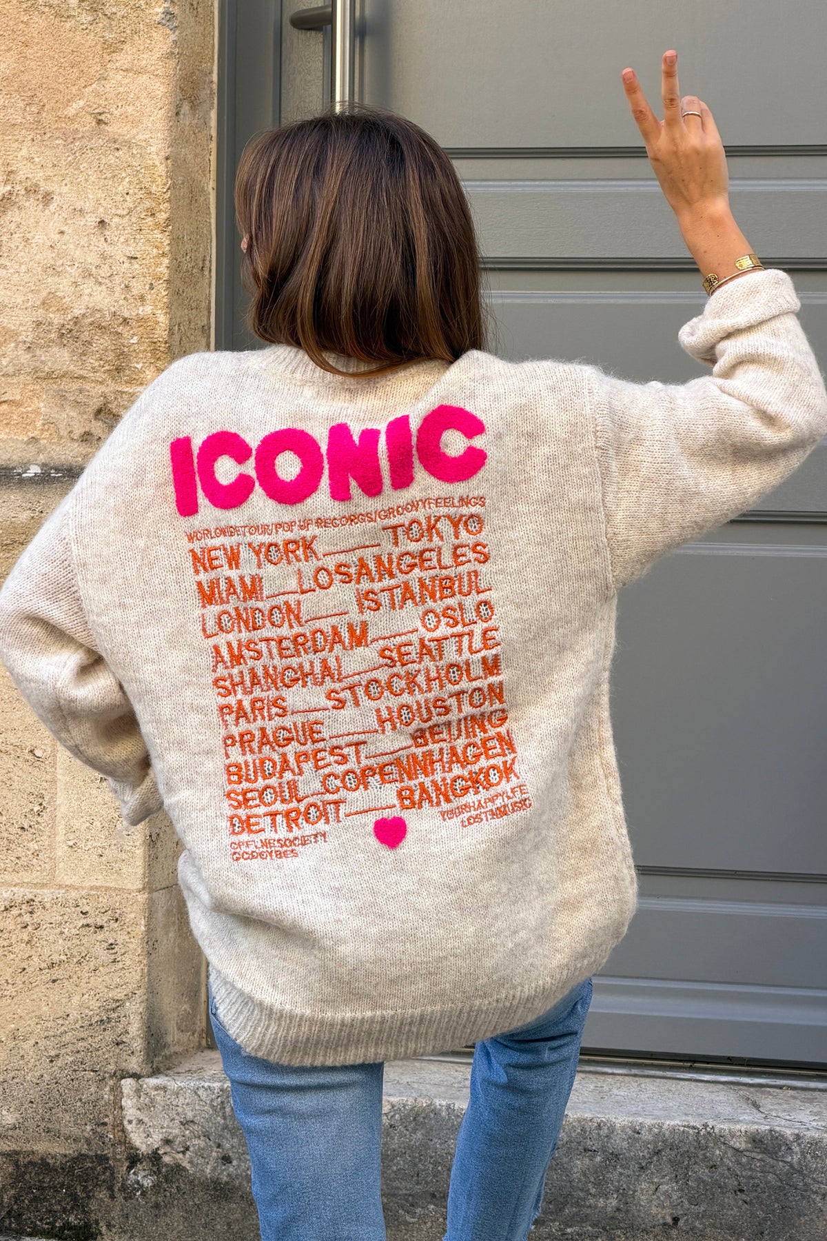 Pull beige en maille chaude broderie Iconic rose et villes terracotta
