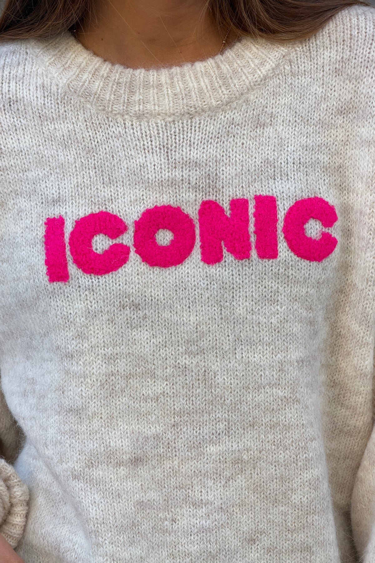Pull beige en maille chaude broderie Iconic rose et villes terracotta