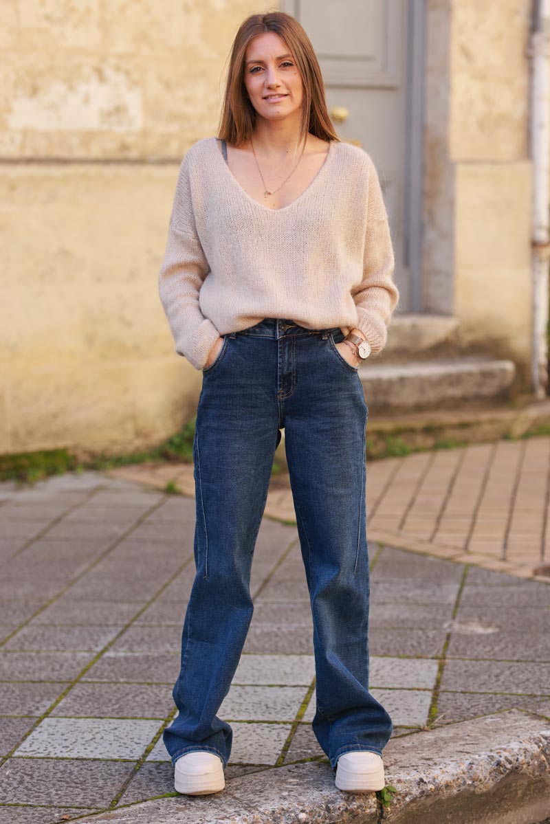 Pull beige en maille mohair col v