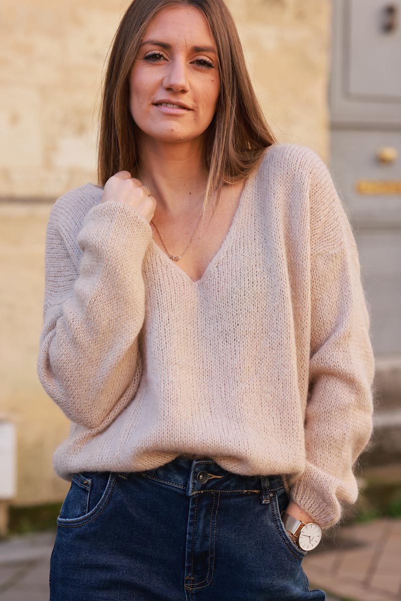 Pull beige en maille mohair col v