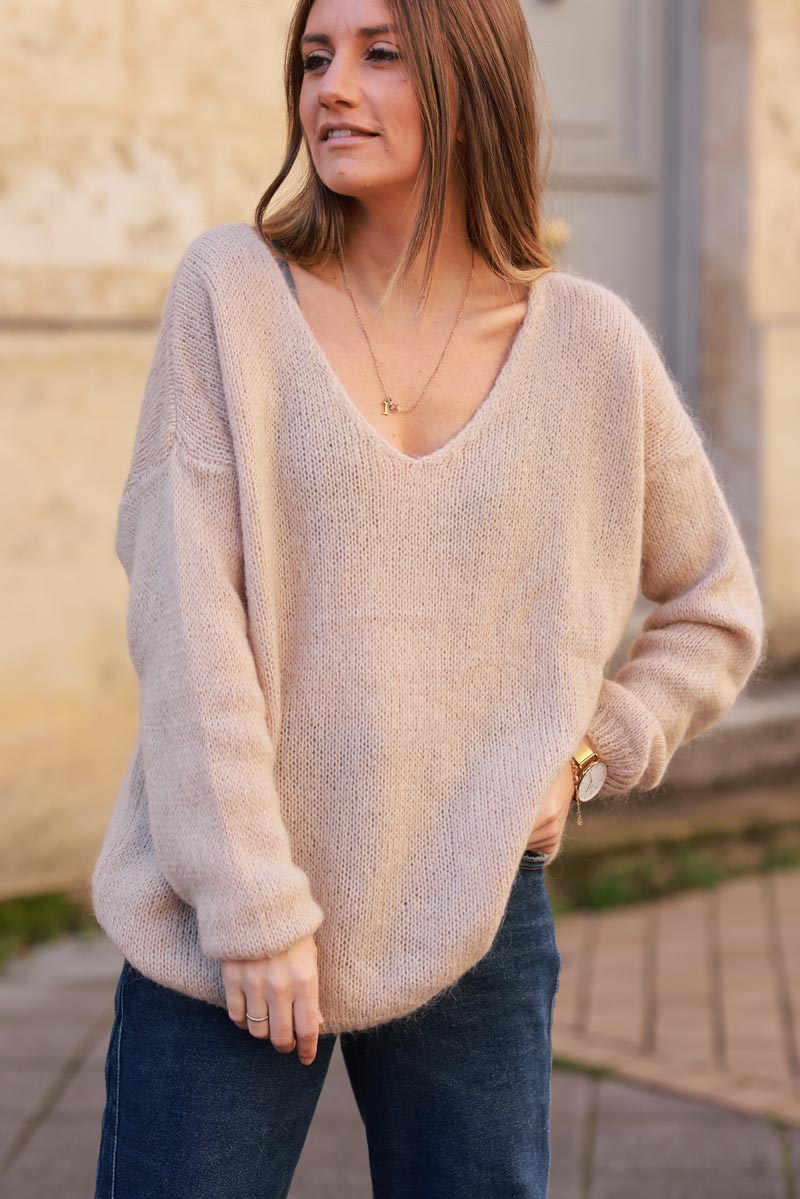 Pull beige en maille mohair col v